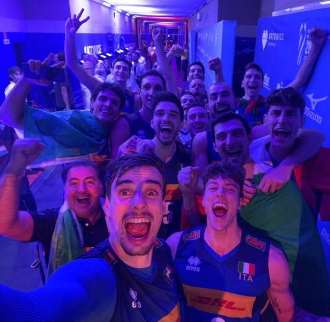 angtds8's tweet photo. 20/09/2021 europeo
11/09/2022 mondiale
che dire ragazzi,campioni del mondo.
grazie ❤️🇮🇹
#italvolley #Volley #volleyballworld https://t.co/ximbHaciMb