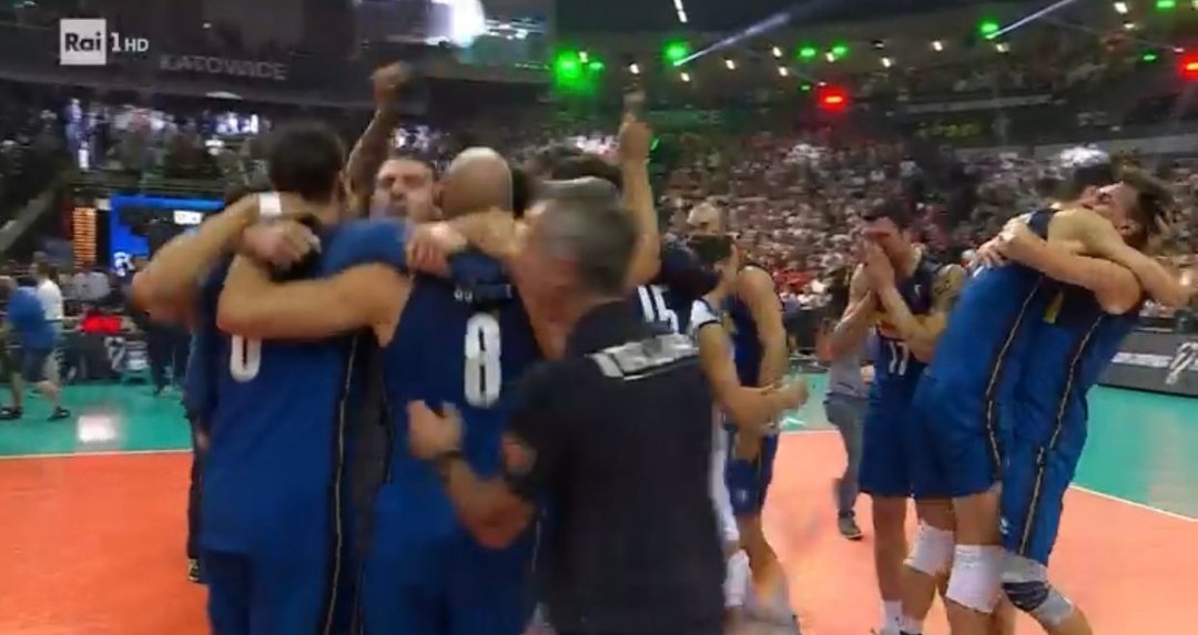 angtds8's tweet photo. 20/09/2021 europeo
11/09/2022 mondiale
che dire ragazzi,campioni del mondo.
grazie ❤️🇮🇹
#italvolley #Volley #volleyballworld https://t.co/ximbHaciMb