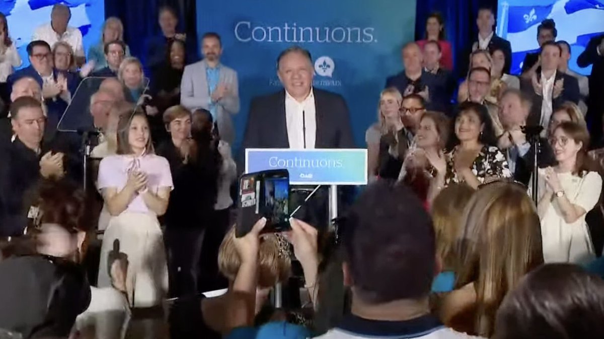 andrearthurciel's tweet photo. Legault réuni des centaines de militants à Drummondville. 

C’est faux! 

C’est 125 candidats, leurs staffers et leurs familles. 

Il n’y a personne du public. 

Personne. 

* https://t.co/NVOxvCeCyY