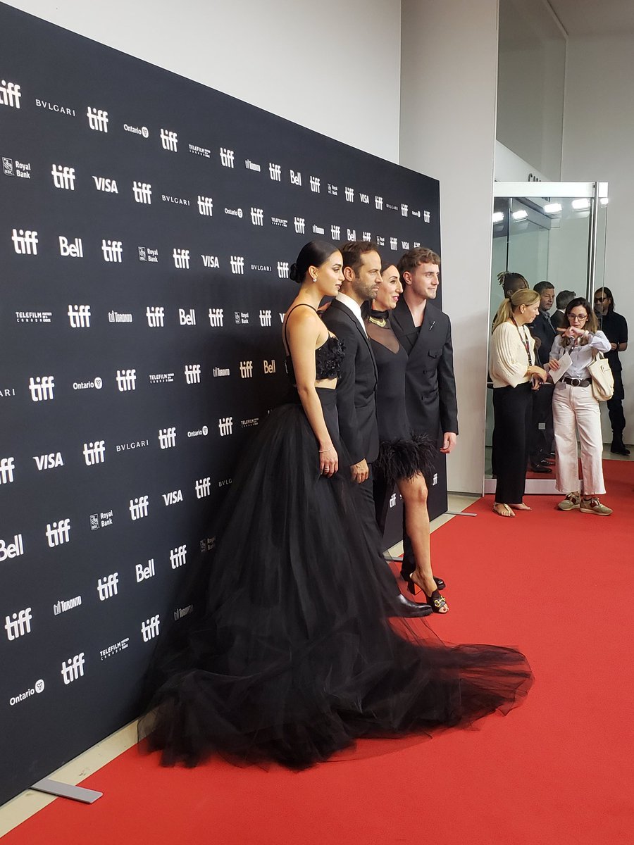 marianne_00's tweet photo. Hoy me tocó ver #Carmen en @TIFF_NET con el increíble Paul Mescal y la talentosa @MelissaBarreraM que de veras baila bárbaro 
Por ahí sentí que @MarDeTavira me narraba la historia, pero ya no se si fue realidad o ficción con tanto cansancio https://t.co/vc0cxpOlUO