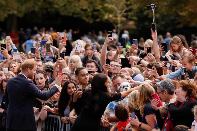 Blu_Alexia_'s tweet photo. One or two ppl can never overpower the love thousands of ppl showed Duchess Meghan and Prince Harry #WeLoveYouMeghan #WeLoveYouPrinceHarry https://t.co/kTNH6qbQi2