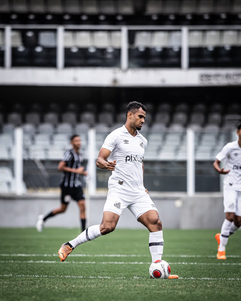 derickdasilva02's tweet photo. Grande vitória! Feliz pela partida e pelo primeiro gol na vila 🤩🙏🏾❤️ https://t.co/h6jXo1j0Ce