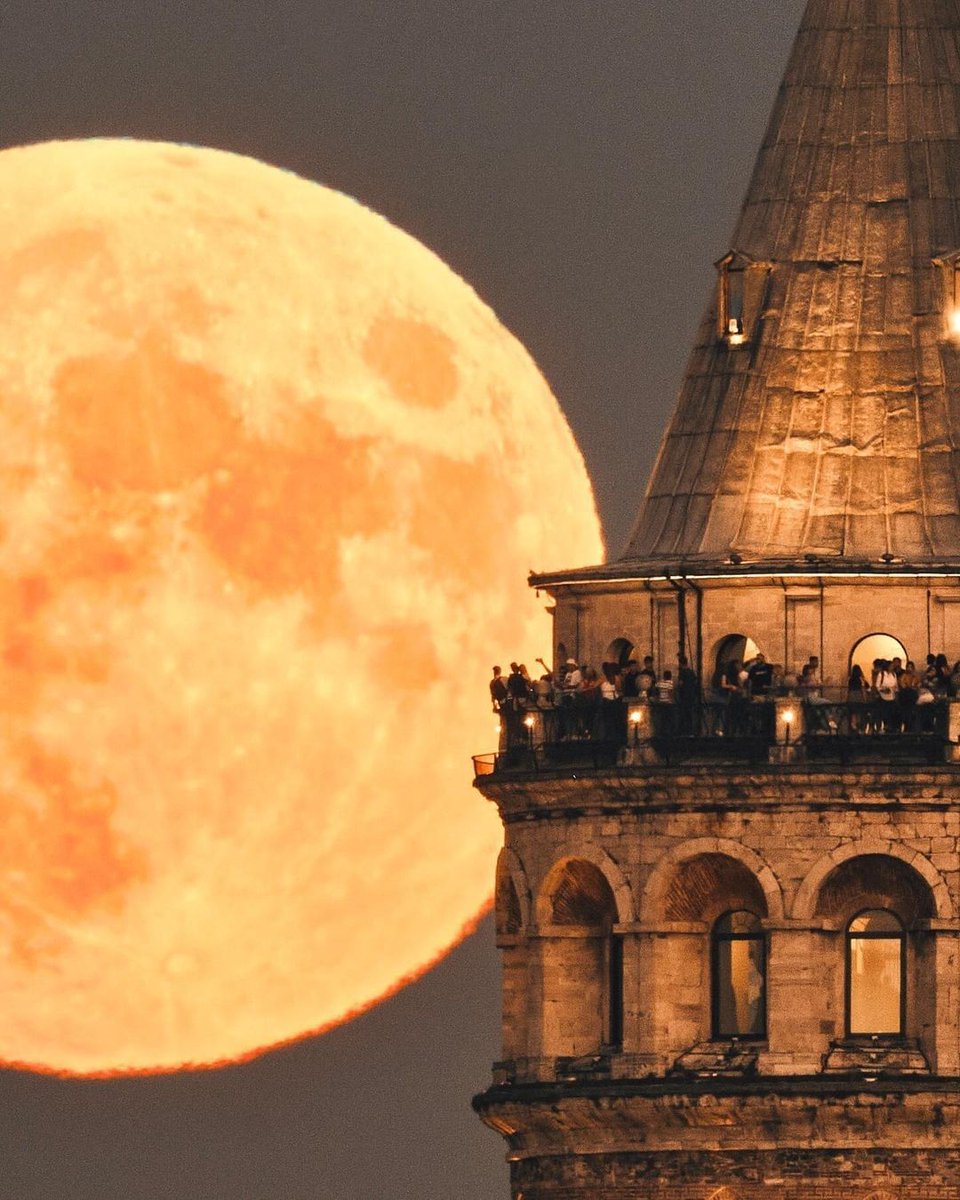 TrHailee's tweet photo. A full moon means @HaileeSteinfeld to me! 🌕💙
This beautiful view is from my favorite city, Istanbul. (Galata Tower last night)
#Day1015 https://t.co/rluxJ003AX