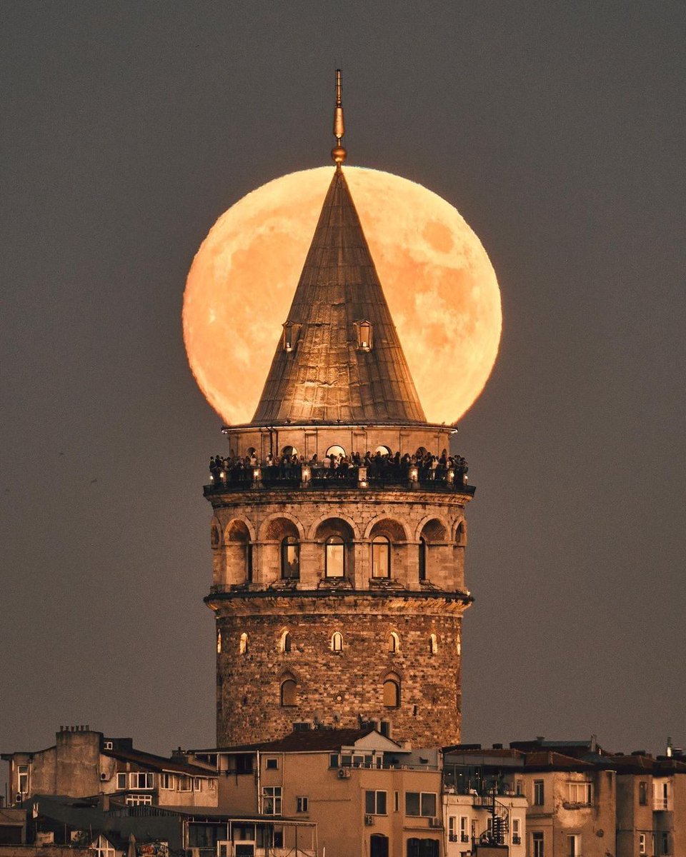 TrHailee's tweet photo. A full moon means @HaileeSteinfeld to me! 🌕💙
This beautiful view is from my favorite city, Istanbul. (Galata Tower last night)
#Day1015 https://t.co/rluxJ003AX