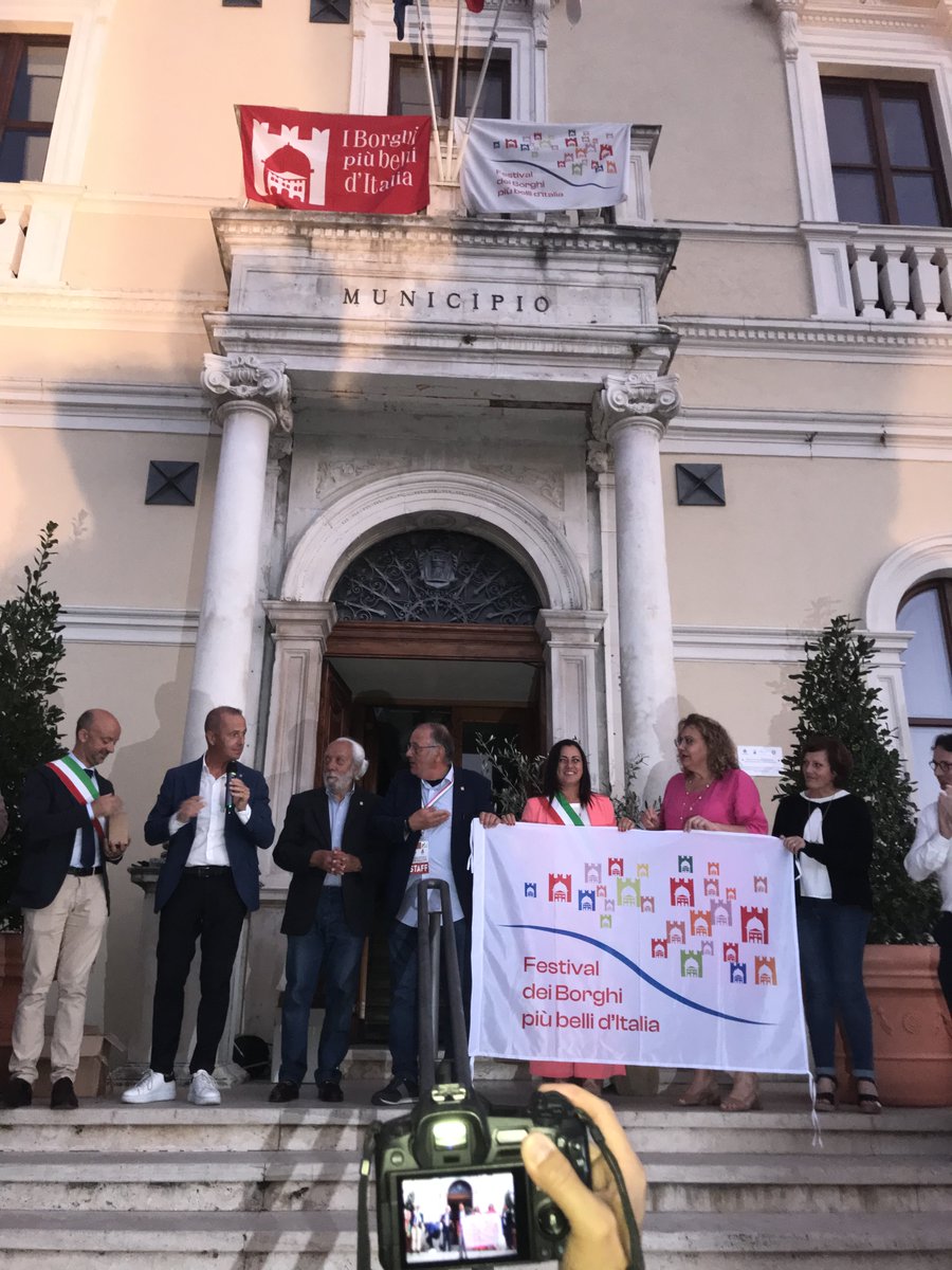 BorghiPiuBelli's tweet photo. Passaggio del testimone dall’#Abruzzo alla #Toscana: sarà il borgo di #Lucignano a ospitare il XV Festival dei Borghi più belli d’Italia nel 2023! Da domani saremo già al lavoro per rappresentare al meglio,anche l’anno prossimo,l’#Italia dei #borghi!
https://t.co/GO6W1wYFNR https://t.co/mdQmiVc6yY