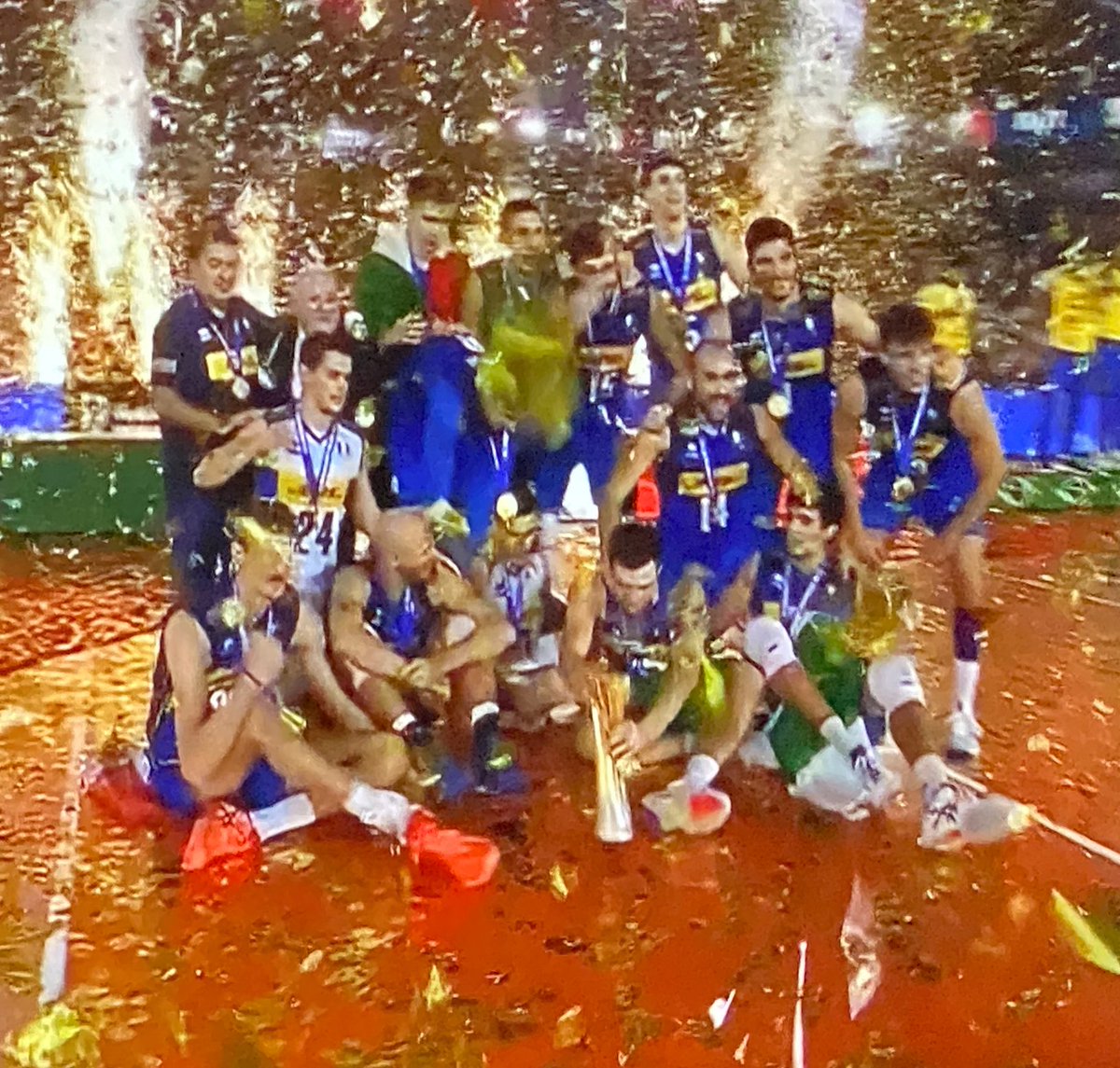 chiatru's tweet photo. Bravissimi i ragazzi della pallavolo 👏🏻👏🏻👏🏻👏🏻 
Campioni del Mondo! 🏆🥇🏐🇮🇹 
#italvolley #VolleyballWorldChampionship #italiavolley2022 https://t.co/xaUI6zLhY9