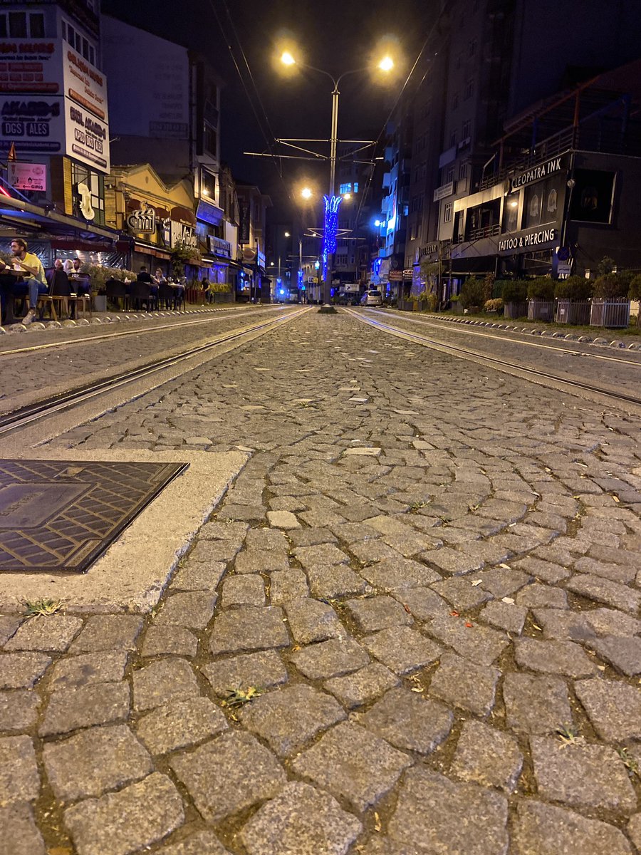 Gecenin sessizliğine kapılıp 
Işıklarıyla yürüyorum bu sokaklarda