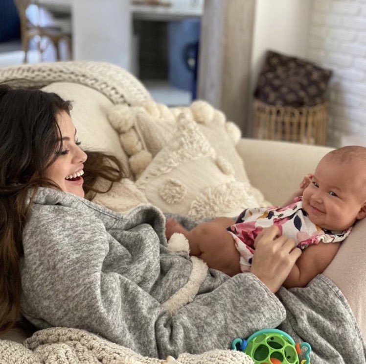 selenagomezbr's tweet photo. UM AMOR! 

Nova/velha foto de Selena Gomez com a filha de seu segurança em agosto de 2020. 😍 https://t.co/6PpBw867hM