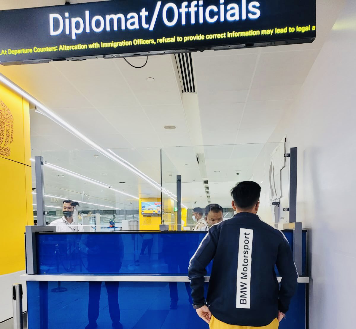 sachinnmc's tweet photo. #LondonCalling #SuddenPlan #WorkMode #Internationalmode https://t.co/6KpGqY8OB7