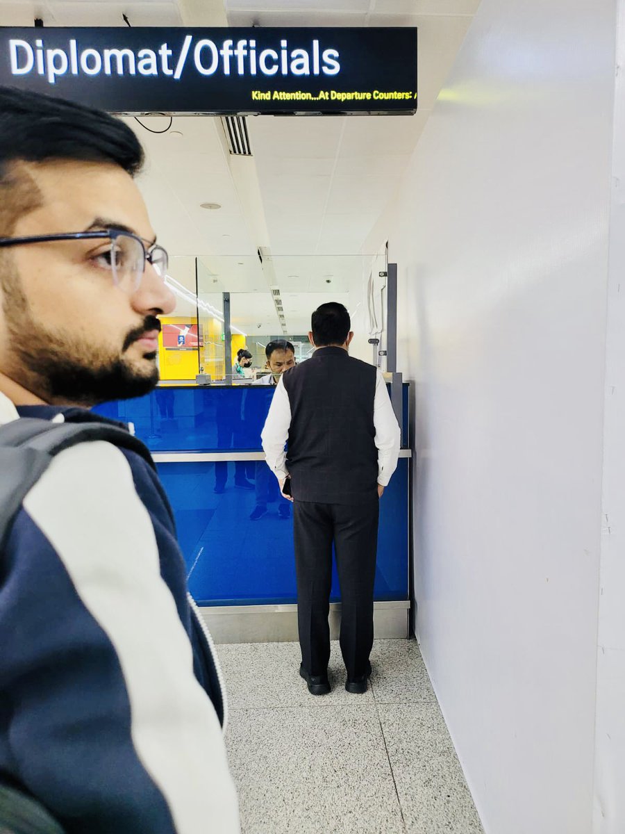 sachinnmc's tweet photo. #LondonCalling #SuddenPlan #WorkMode #Internationalmode https://t.co/6KpGqY8OB7