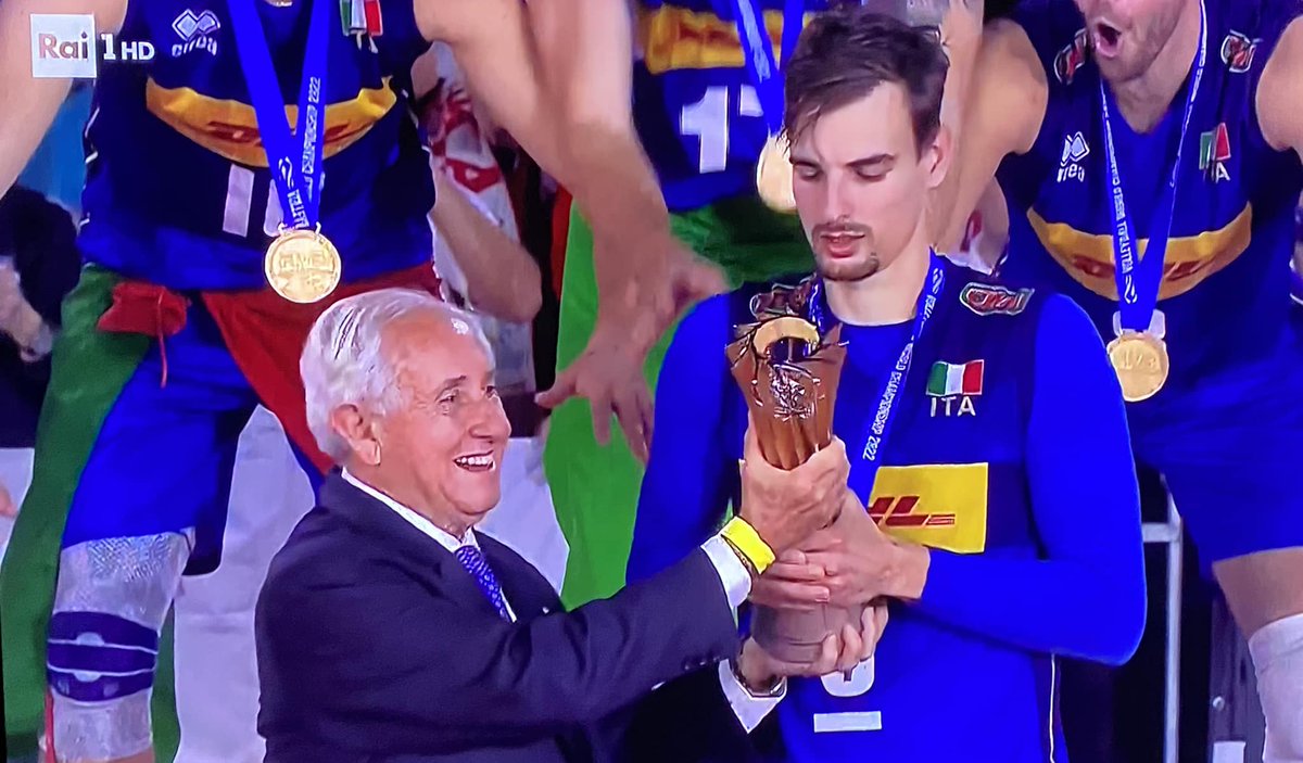 RoccoColetti1's tweet photo. Italia campione del mondo un anno dopo il trionfo europeo. Per tutti quelli che amano la pallavolo, alza più che puoi capitano#simonegiannelli #fipav https://t.co/dHl0fl24oy