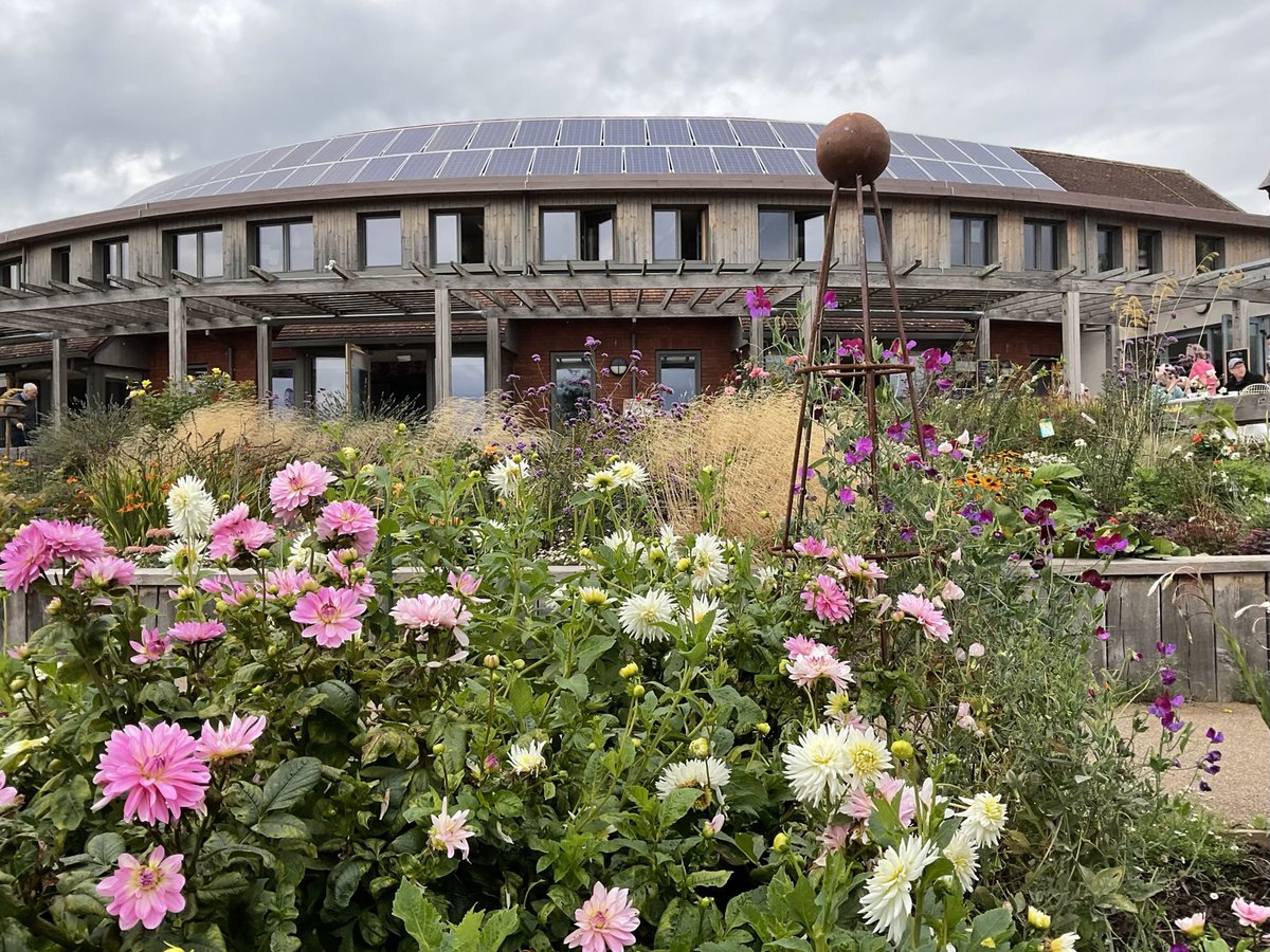 JCmoonpruner's tweet image. St Michael’s Hospice in Herefordshire. Their new garden. All volunteers. Awesome!🏴󠁧󠁢󠁳󠁣󠁴󠁿❤️🙏