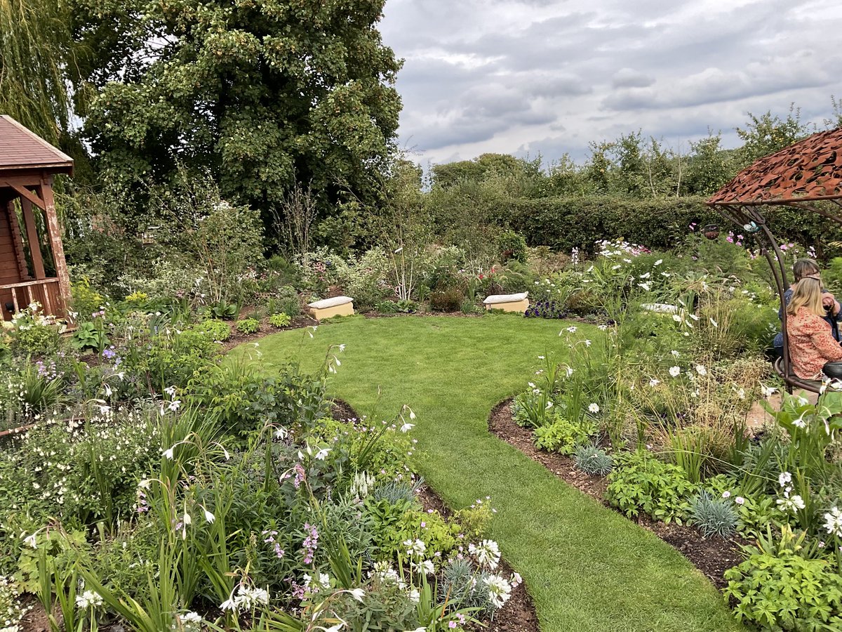 JCmoonpruner's tweet image. St Michael’s Hospice in Herefordshire. Their new garden. All volunteers. Awesome!🏴󠁧󠁢󠁳󠁣󠁴󠁿❤️🙏