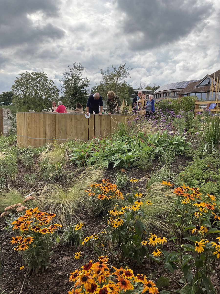 JCmoonpruner's tweet image. St Michael’s Hospice in Herefordshire. Their new garden. All volunteers. Awesome!🏴󠁧󠁢󠁳󠁣󠁴󠁿❤️🙏