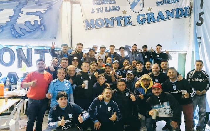 <a href="/BelelliMarcelo/">Marcelo Belelli</a> abrazado con el jefe de la hinchada de <a href="/TemperleyOK/">Club A. Temperley</a> en el centro de la foto. Se comprueba que doña <a href="/ptambu/">Paola Tamburelli</a> se pelea con el marginal aeronáutico.
Mucho Para avalancha y poco anexo 14 para el profeta.