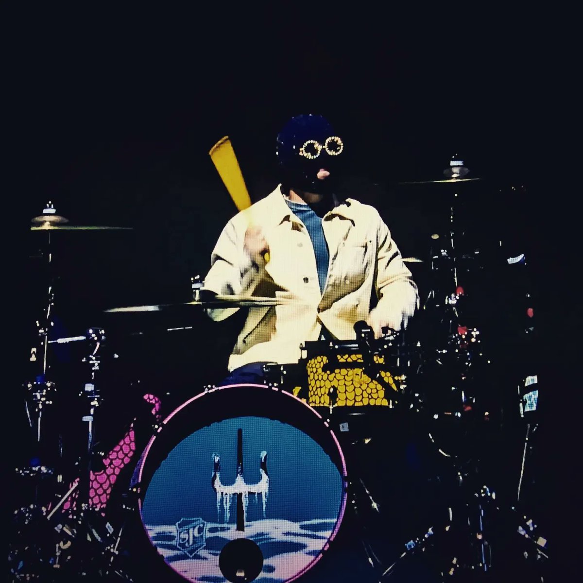 EllieRosecroft's tweet photo. More from #icyphilly. @twentyonepilots  
Love the ned horns behind @joshuadun. And @tylerrjoseph looking chill as always. https://t.co/mYiN2VgjNA
