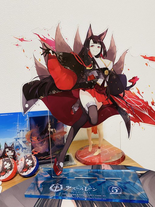 5周年記念のアクスタ汚したくなくて出すか迷ったけどどうしても飾りたかったから飾ることにした〜!ちゃんと5周年のロゴ入ってて特別感あってよい😭

もうこのデスクにティッシュ箱置くの諦めました(PCの上に置こうかな) 