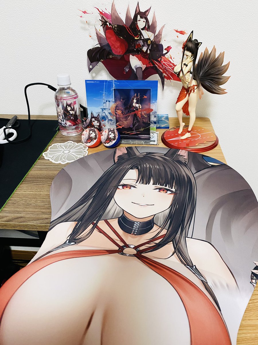 5周年記念のアクスタ汚したくなくて出すか迷ったけどどうしても飾りたかったから飾ることにした〜!ちゃんと5周年のロゴ入ってて特別感あってよい😭

もうこのデスクにティッシュ箱置くの諦めました(PCの上に置こうかな) 