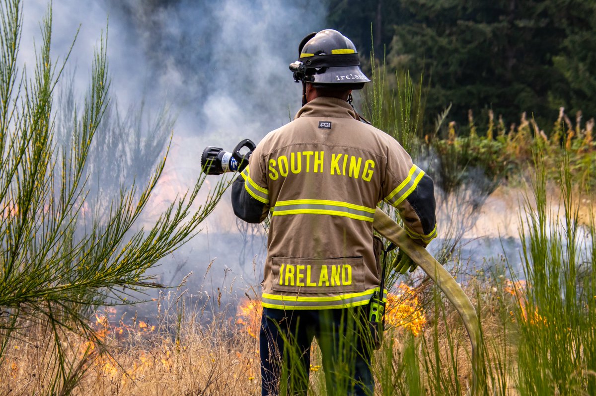 southsoundnews's tweet photo. #HappeningNow - @Southkingfire on the scene of a 100 x 100 brush fire along the BPA trail that was burning dangerously close to an apartment building. Thankfully, a quick response was able to knock down the fire. #WaWx #RedFlagDay https://t.co/6yKpNle5aa