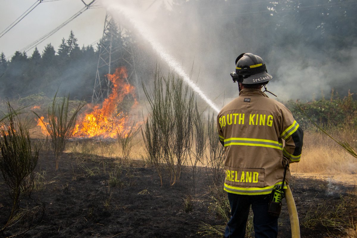 southsoundnews's tweet photo. #HappeningNow - @Southkingfire on the scene of a 100 x 100 brush fire along the BPA trail that was burning dangerously close to an apartment building. Thankfully, a quick response was able to knock down the fire. #WaWx #RedFlagDay https://t.co/6yKpNle5aa