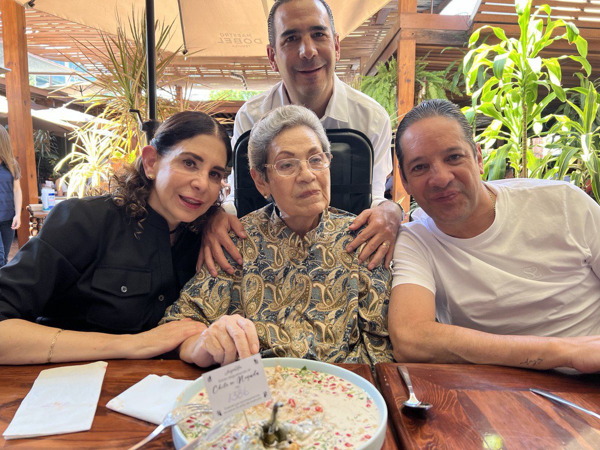 PanchDominguez's tweet photo. Muy feliz y bendecido de estar con mi mamá y mis hermanos disfrutando este fin de semana. https://t.co/OUljtJKLVN