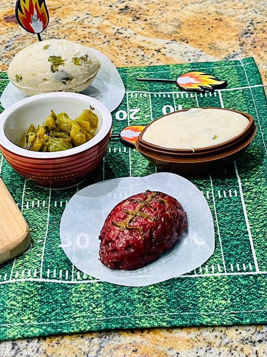 ICanCookThis's tweet photo. Up close and personal pic stuffed football sliders with hatch pepper laces and hatch pepper queso side for dunking! #hatchathome #icancookthat https://t.co/7cVj4JFVy0