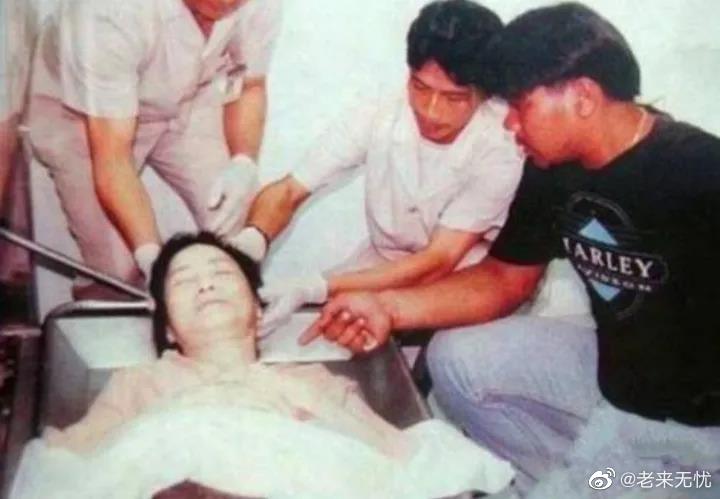 HistoryImageBot's tweet image. the corpse of teresa teng is looked at by thai doctors 1995 (720×499)