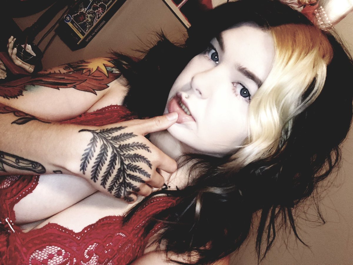 pixie_punx13's tweet photo. big titty goth girl vibes 🖤 https://t.co/m8LgkL2Z0Q