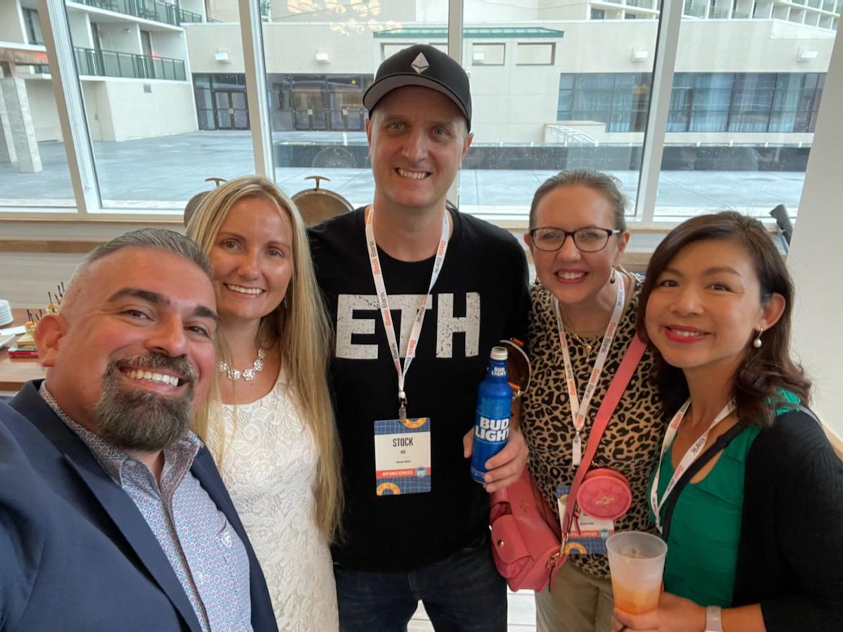 lalalovelytrade's tweet photo. I got to meet these amazing guys at the @moomoo cochtail party Fri @worldcenter and saw the beautiful Carolyn, VP of moomoo again.
@KenanGrace @stockmoe4 #LarryJones https://t.co/3q0XmAeHWS