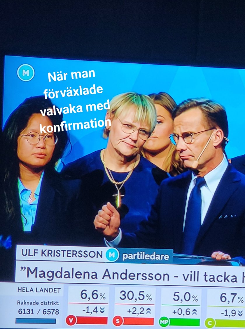 17JP77's tweet photo. Uffe's entourage ser ut som en salig blandning 🤣 #moderater #valet2022 https://t.co/gJTlJUdLDm