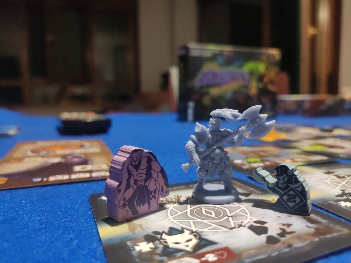 Zumbao_Total's tweet photo. Estreno de este #Pequeñasgrandesmazmorras. La verdad que grandes sensaciones en una caja tan pequeña.
Muy currado y los dados 🤤 me encantan
Me han reventado pero esto no va a quedar así ⚔️
#juegosdemesa #deviriberia #devir #jugandoensolitario https://t.co/7mFEx96sAK