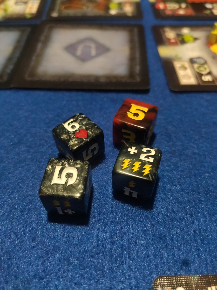 Zumbao_Total's tweet photo. Estreno de este #Pequeñasgrandesmazmorras. La verdad que grandes sensaciones en una caja tan pequeña.
Muy currado y los dados 🤤 me encantan
Me han reventado pero esto no va a quedar así ⚔️
#juegosdemesa #deviriberia #devir #jugandoensolitario https://t.co/7mFEx96sAK