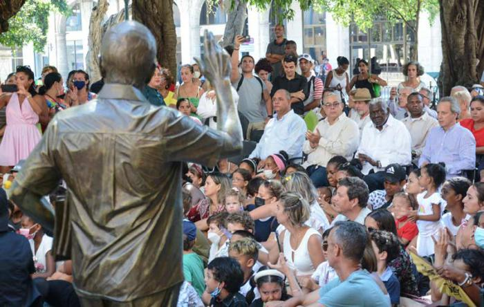 TribunaHabana's tweet photo. Conmemoran aniversario 80 del natalicio de Eusebio Leal
https://t.co/QzYUNpQaAc https://t.co/jkQn9Q6BRH