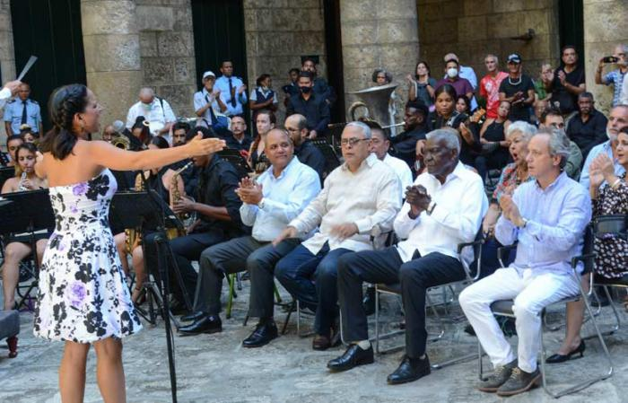 TribunaHabana's tweet photo. Conmemoran aniversario 80 del natalicio de Eusebio Leal
https://t.co/QzYUNpQaAc https://t.co/jkQn9Q6BRH