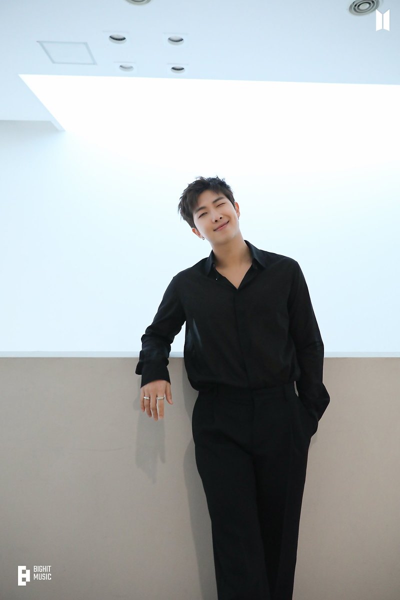 jeelvu_'s tweet photo. Happy birthday to our amazing leader, Kim Namjoon 🎉💜

#HappyNamjoonDay 
#HappyRMDay
#RMyEntirety
#OurEternalLeader https://t.co/F8mCnPS05Y