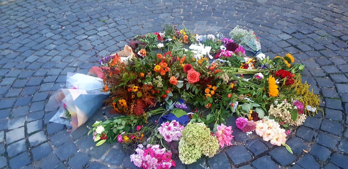 Beautiful flowers on #BattleAbbey Green this evening to pay respects to #QueenElizabethII History in the making #battleofhastings #Battle