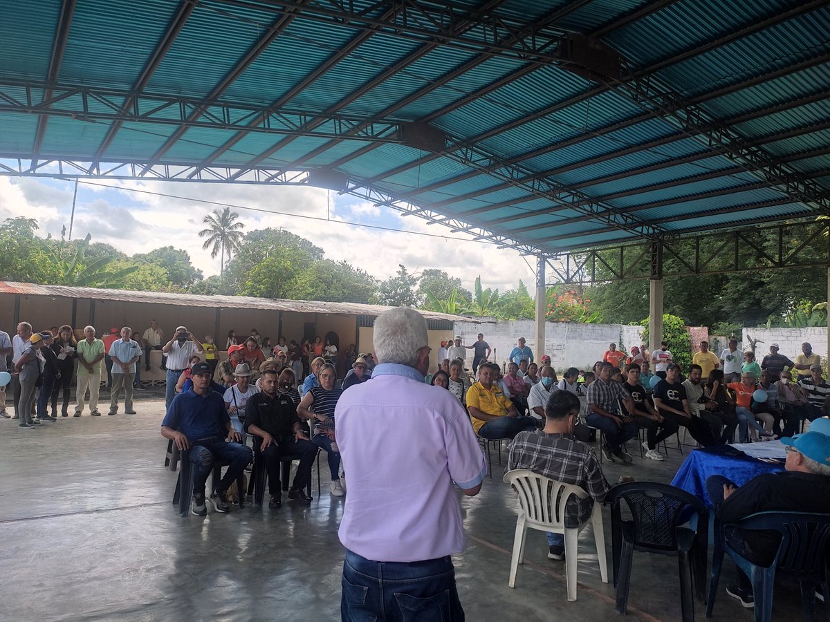 lucassegura1's tweet photo. #11Sept Estuvimos acompañando a la plataforma unitaria del Mucpio Esteller en su trabajo por consolidar la unidad, en presencia de jefes de partido, alcaldes hemos dicho con voz clara que AD siempre será factor de unión y entendimiento. Viva AD! https://t.co/UzHSgwdwjE