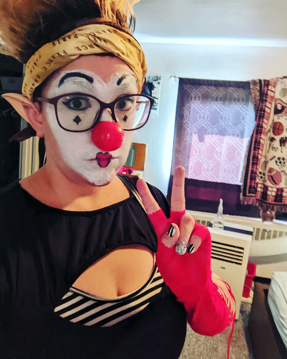 MiscKlaire's tweet photo. Debuted a new clown today at my local arts fest. And I need to name her! Any ideas? ❤️❣️ https://t.co/fAm4IL9OsA