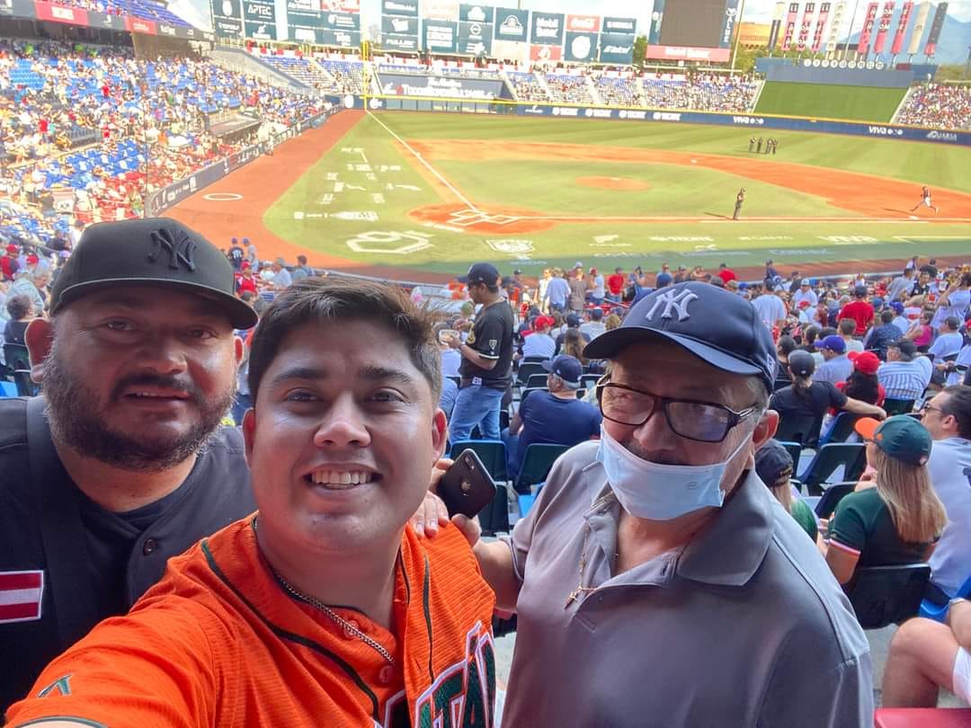AdrianH98125004's tweet photo. #LMBxESPN saludos desde kanasin Yucatán México mi familia en el estadio apoyando a LEONES DE YUCATÁN https://t.co/F1G0O8Akkk