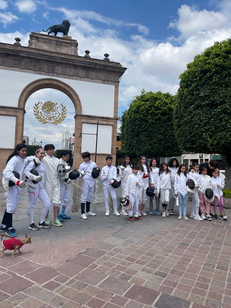 movilidad_leon's tweet photo. ✅️Hoy fue un gran día de Ruta León🌞🚲🍦Aprendimos con #Biciescuela y su taller en mecánica, nos activamos con @ComudeLeon y Zumba #Master24fit estuvimos presentes en nuestro Adoptòn permanente de #PatitasEnElSIT, disfrutamos de exhibición esgrimista 🤺 y danzas Africanas 💃🪘 https://t.co/iYCr539Ggm