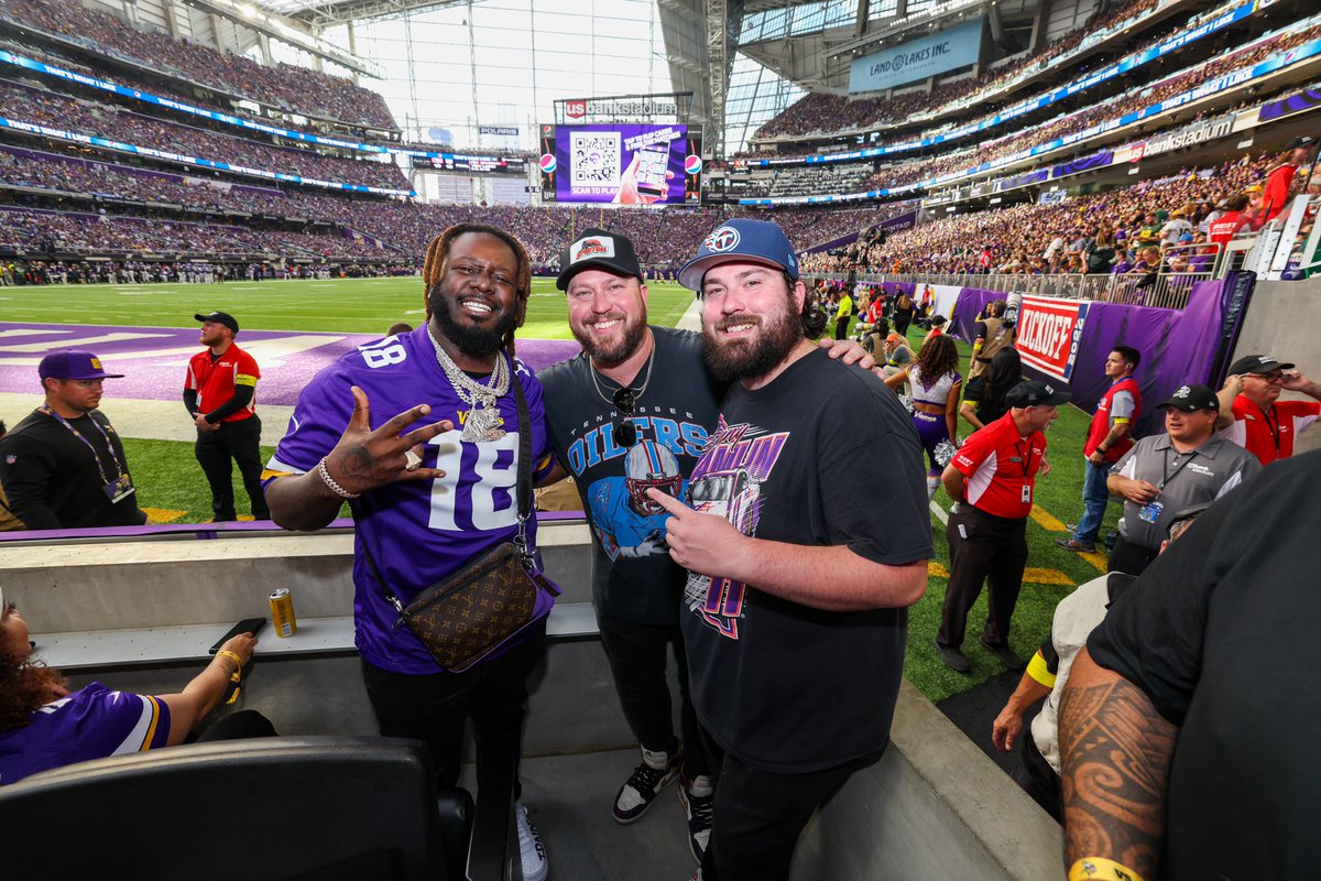 m10penny's tweet photo. I’ve got the number 1 song on country radio & I’m partying with @TPAIN today! Life is fucking good #TruthAboutYou https://t.co/hL4igLqZRH