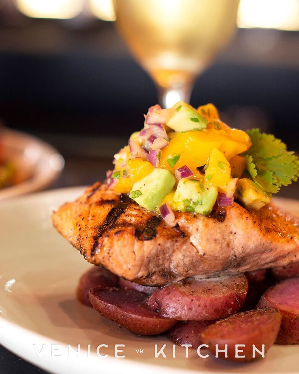 venice_kitchen's tweet photo. 🍣 What goes better with Salmon than a refreshing glass of wine? 📸 Grilled Salmon - cumin roasted red potatoes topped with a mango avocado salsa.
.
.
.
#VeniceKitchen #Memphis #Foodies #Wine #Italian #GoodEats #Delicious #foodie #memphistn #tennessee #southern #dinnertime https://t.co/8MhT3TEKrJ