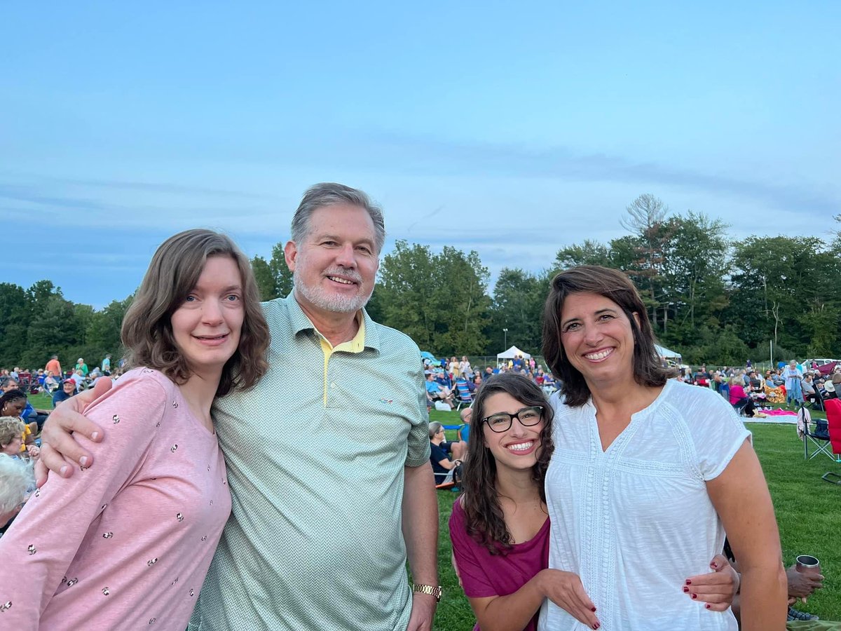 SenatorSeminara's tweet photo. Yesterday was another busy day for Team Lisa. While I continued door knocking, my team was busy getting signs out. Then we ended the day grooving at The Favarh Motown Fundraiser- nice to see @Mark4CT and Beanz. #lisa4ctsenate #ctgop #ctsenaterepublicans https://t.co/oh5SdLxB3A