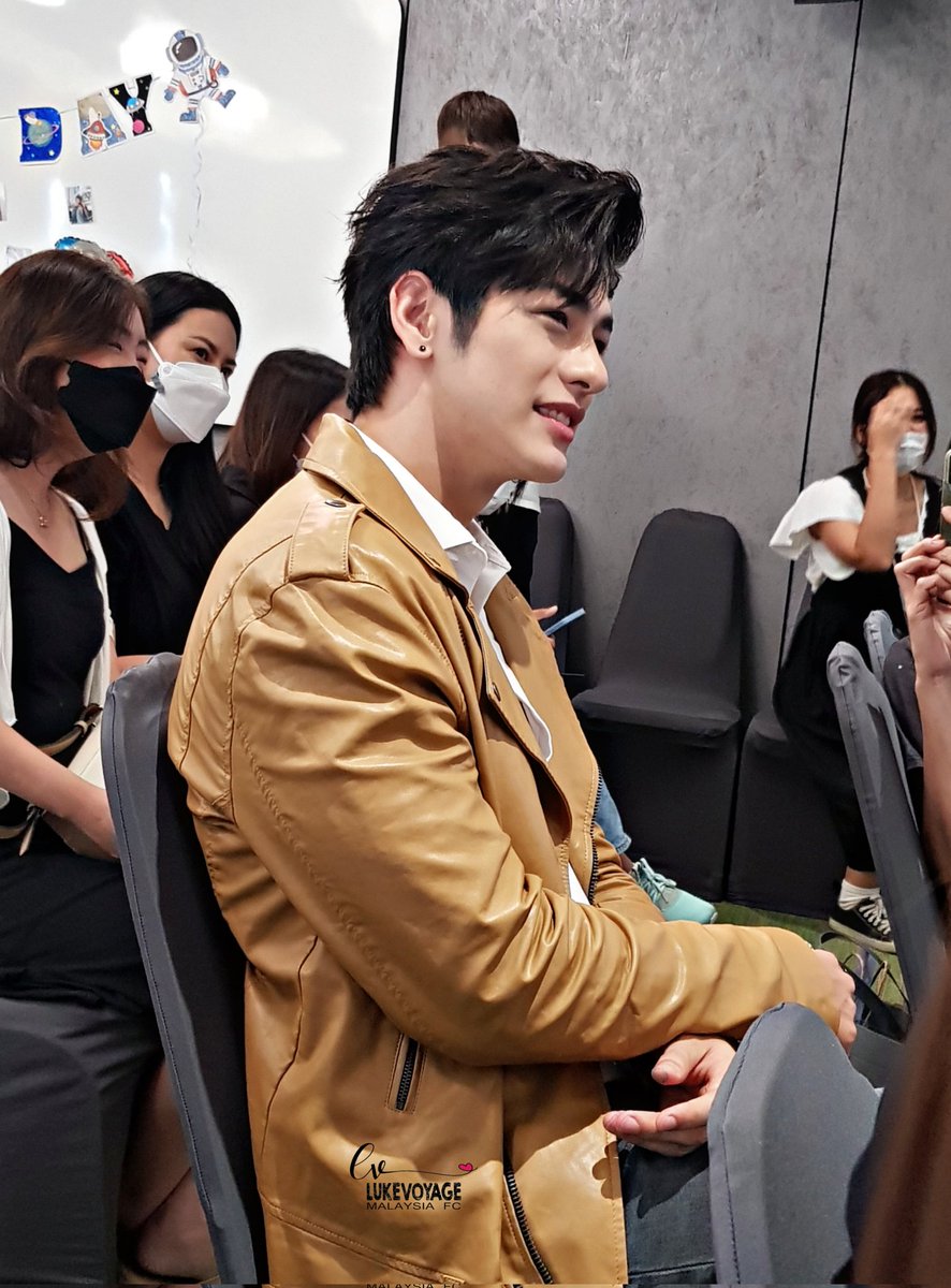 LukeMYOfficial's tweet photo. The happiest day of my life is when meeting you @thelukevoyage 💛

Thank u to @LukevoyageFC and everyone for the memories, and i want to meet you all again and join more events together please 🥰😚

Love you all ❤

#ลุคกี้รักลุค
#LukeVoyage
#LukeVoyageMY
#MakeMemorywithLUKE https://t.co/wslC0Wtqpe