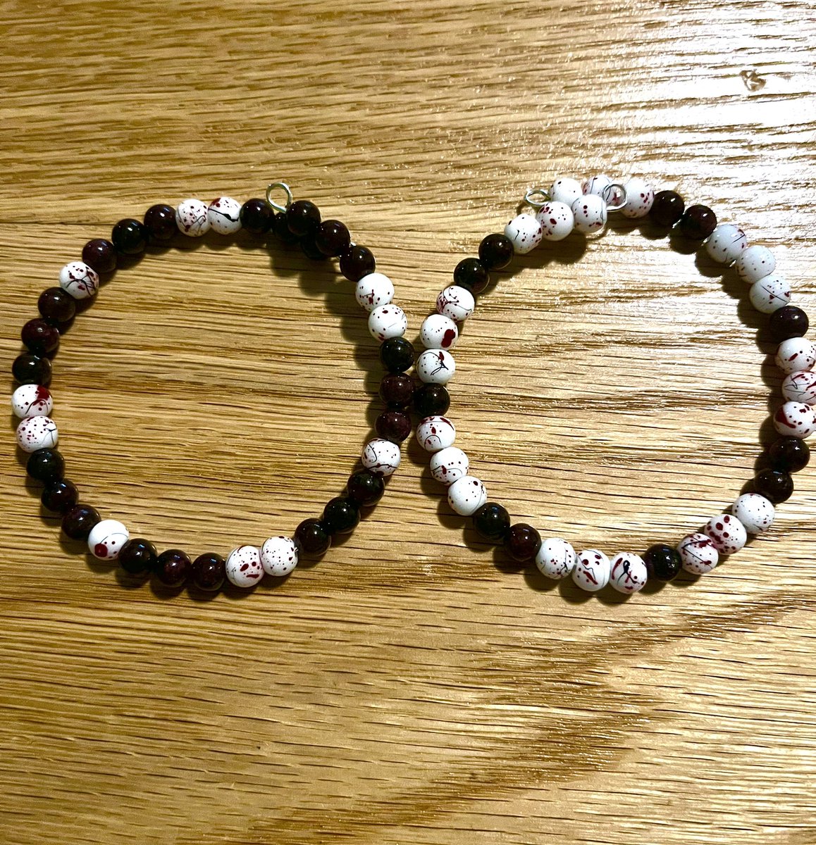 FMJewelryInc's tweet photo. Obsidian and white glass with red splatter
#fullmetaljewelry #obsidian #Halloween #bracelets https://t.co/pNDhA204wx