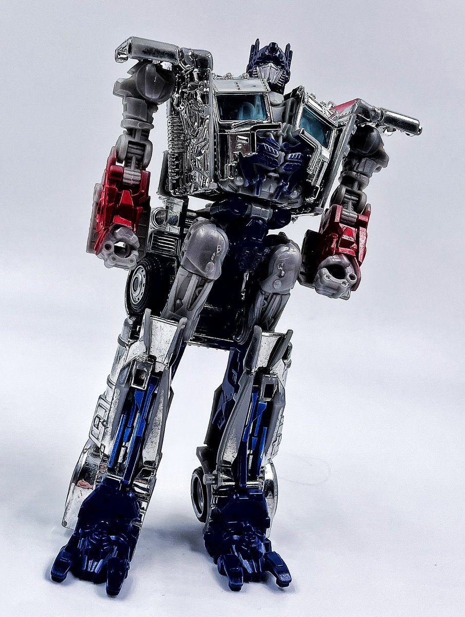 TheBWUproject's tweet photo. BWU: Traachon
Figure: aoe silver knight Optimus prime
Builder assembly man from marvel uk this time
This isn’t the greatest version of movie prime, but the silver chrome looks nice https://t.co/TFZTkVaJUl