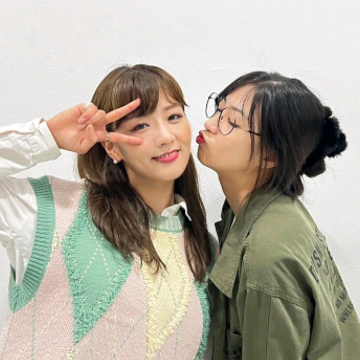 panda19april's tweet photo. Looking at #Bomi cloth, that's musical #HaenaMi .I guess beside #NamJoo , #hayoung went to Bomi musical too???
#Apink https://t.co/uqXGQMynPu