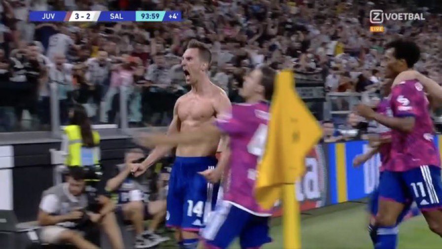 SiaranBolaLive's tweet photo. Arkadiusz Milik alami kejadian mirip Richarlison tapi lebih ngenes.
Dah kena yellow card
Victory Goal
Selebrasi buka jersey
Yellow card kedua = Red Card
Gol dianulir offside
Red Card Tetep
Juventus 2-2 Salernitana https://t.co/0okJHnR07T