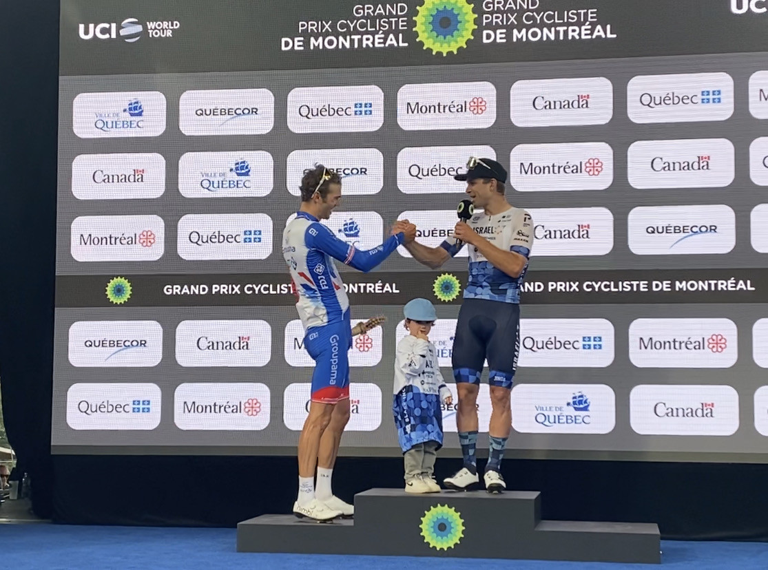 Cyclisme sur route - C’est en champion que le Québécois Antoine Duchesne a été accueilli par les partisans montréalais après avoir terminé ce qui était vraisemblablement la dernière course de sa carrière.

<a href="/FQSC/">Sports cyclistes</a> <a href="/CyclingCanada/">Cycling Canada</a> 

Les détails : bit.ly/3DeAT6X