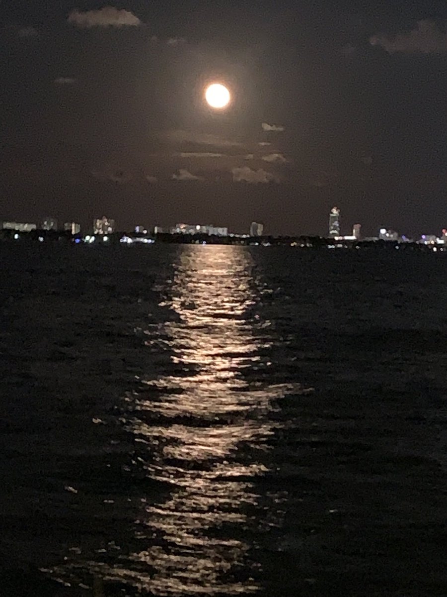 leonkraig's tweet photo. #lalunadelacosecha #fullmoon https://t.co/CiDEnwrsFB